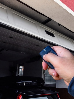 Troubleshooting myq opener app issues while remotely accessing garage door in a residential setting Troubleshooting myq opener app issues while remotely accessing garage door in a residential setting
